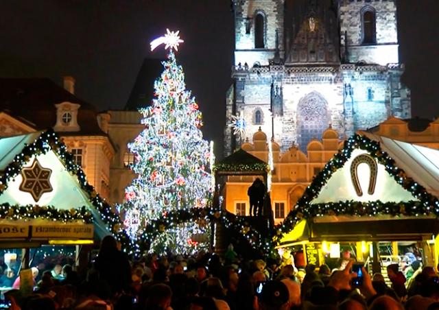 Видео: в Праге зажгли главную рождественскую ёлку Чехии