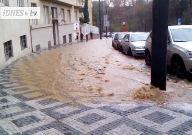 Из-за аварии без водоснабжения остались 2,5 тыс. пражан