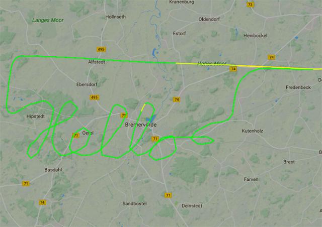 Cамолет изобразил огромное слово Hello в небе над Германией