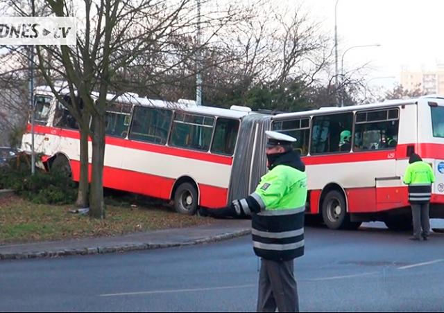 В Праге городской автобус врезался в дерево