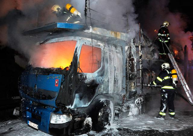 В Праге сгорел автовоз вместе с машинами