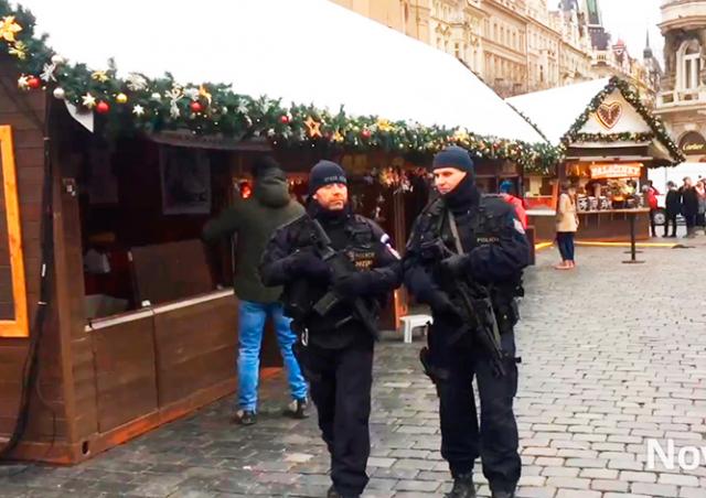 Рождественские ярмарки Праги начали охранять полицейские с автоматами