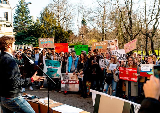 У посольства России в Праге прошел антикоррупционный митинг «Он нам не Димон»