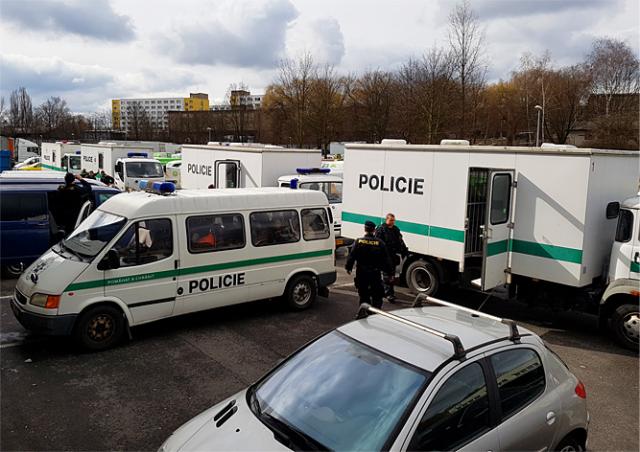 Полиция депортировала 55 иностранцев, задержанных на складе Rohlík.cz